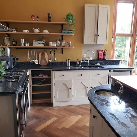3 Bedroom 3 Bathroom Ground Floor Condo With Veranda Reigate Buitenkant foto