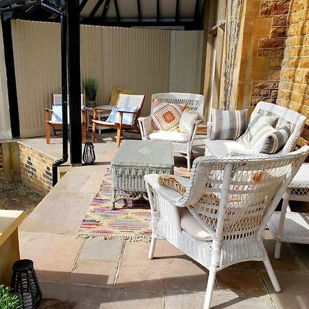 3 Bedroom 3 Bathroom Ground Floor Condo With Veranda Reigate Buitenkant foto