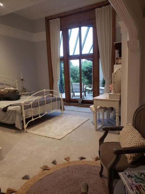 3 Bedroom 3 Bathroom Ground Floor Condo With Veranda Reigate Buitenkant foto