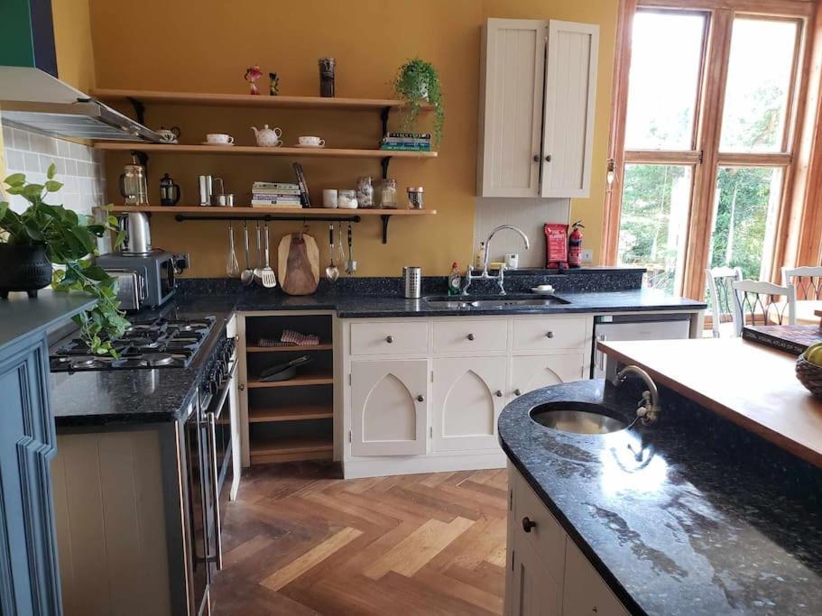 3 Bedroom 3 Bathroom Ground Floor Condo With Veranda Reigate Buitenkant foto