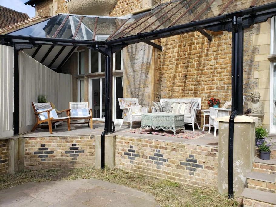 3 Bedroom 3 Bathroom Ground Floor Condo With Veranda Reigate Buitenkant foto