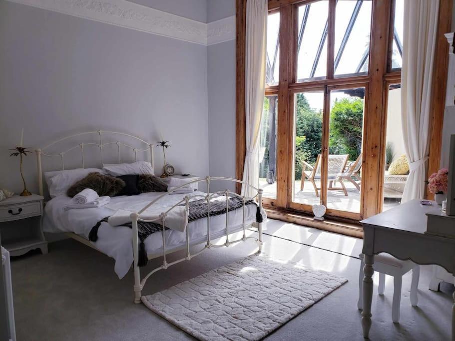 3 Bedroom 3 Bathroom Ground Floor Condo With Veranda Reigate Buitenkant foto