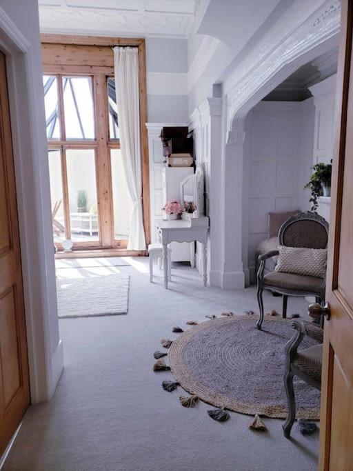 3 Bedroom 3 Bathroom Ground Floor Condo With Veranda Reigate Buitenkant foto