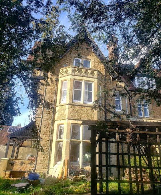 3 Bedroom 3 Bathroom Ground Floor Condo With Veranda Reigate Buitenkant foto