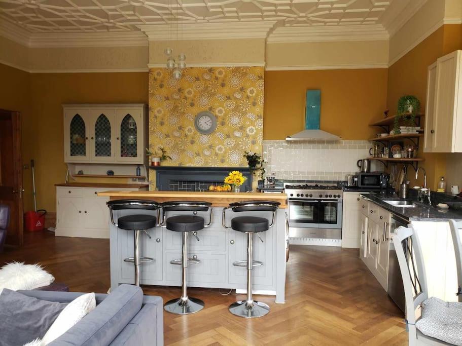 3 Bedroom 3 Bathroom Ground Floor Condo With Veranda Reigate Buitenkant foto