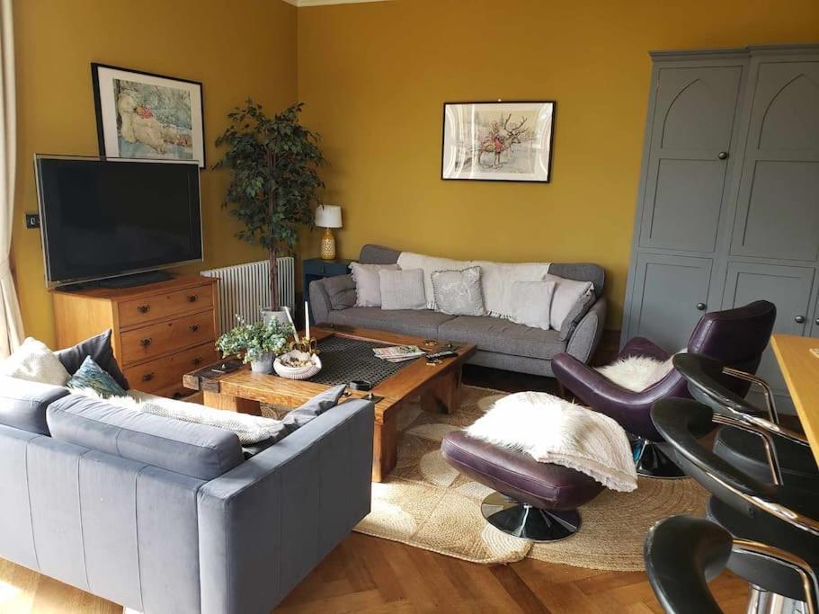 3 Bedroom 3 Bathroom Ground Floor Condo With Veranda Reigate Buitenkant foto