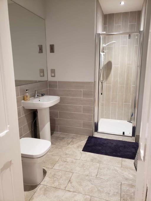 3 Bedroom 3 Bathroom Ground Floor Condo With Veranda Reigate Buitenkant foto